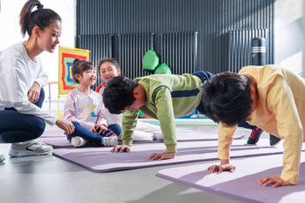 儿童体能训练趴着中国高清照片