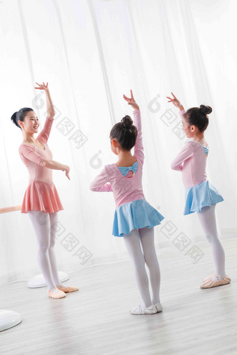 年轻舞蹈老师教小女孩们跳芭蕾表现积极写实素材