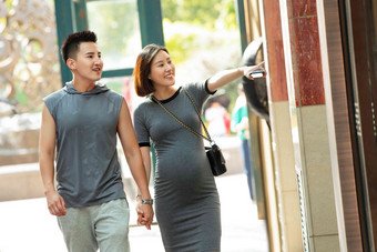 丈夫陪着怀孕的妻子逛街购物浪漫清晰素材