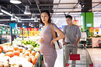孕妇和丈夫逛超市彩色图片高端镜头