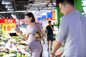 孕妇和丈夫逛超市顾客高质量素材