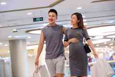 丈夫陪着怀孕的妻子在商场购物
