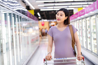 孕妇在超市购物成年人清晰图片