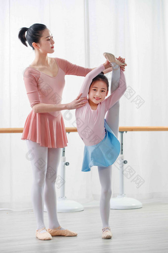 年轻舞蹈老师教<strong>小女孩跳舞</strong>