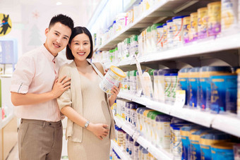 孕妇和丈夫购买<strong>奶粉</strong>零售氛围拍摄