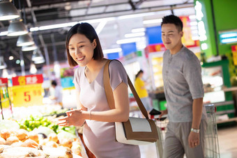 孕妇和丈夫逛超市人氛围照片