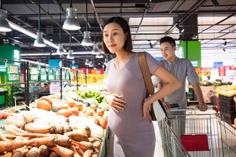 孕妇和丈夫逛超市怀孕高清摄影图