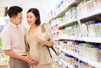 孕妇和丈夫购买奶粉爱高质量照片