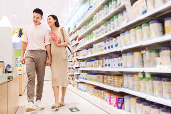 孕妇和丈夫在超市购物两个人写实拍摄