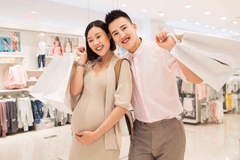 孕妇和丈夫在商场购物