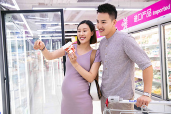 孕妇和丈夫逛超市东方人清晰图片