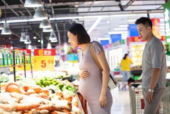 孕妇和丈夫逛超市购买清晰镜头
