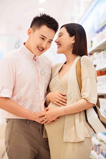孕妇和丈夫购买奶粉彩色图片写实照片