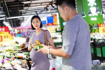 孕妇和丈夫逛超市亚洲氛围摄影