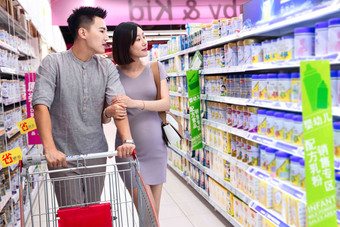 孕妇和丈夫逛超市购物车清晰场景