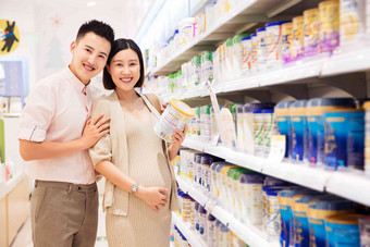 孕妇和丈夫购买奶粉超市高质量场景