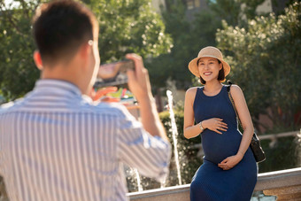 丈夫给怀孕的妻子照相亚洲高质量摄影图