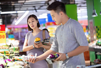 孕妇和丈夫在超市购买蔬菜女人清晰相片