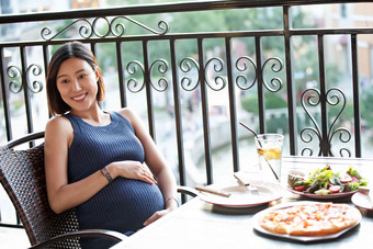 孕妇在餐厅用餐温馨高质量场景