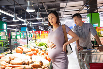 孕妇和丈夫在超市购买蔬菜孕育写实拍摄