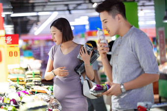 孕妇和丈夫在超市购买<strong>蔬菜</strong>两个人高质量摄影图