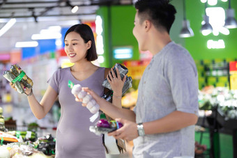 孕妇和丈夫在超市购买蔬菜超市写实图片
