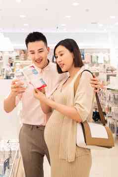 孕妇和丈夫购买婴儿用品