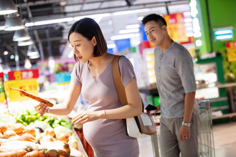孕妇和丈夫在超市购买<strong>蔬菜</strong>东方人高质量素材
