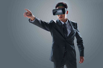 戴VR眼镜男士高科技智能成功高质量摄影