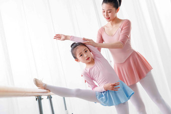 跳舞中国单腿站着责任高端相片