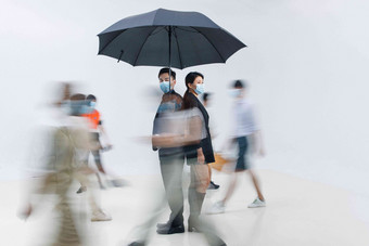 拿着<strong>雨伞</strong>的商务男女戴着口罩站在人群中