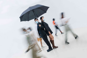 拿着<strong>雨伞</strong>的商务男女戴着口罩站在人群中