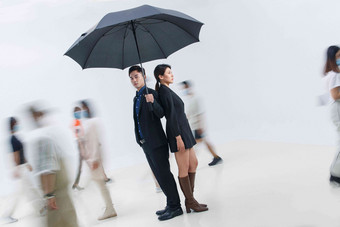 商务人士<strong>雨伞</strong>男人两个人城市生活高质量摄影