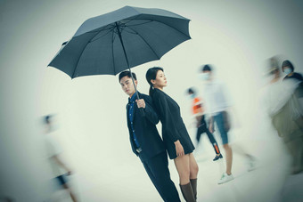 商务人士雨伞站着彩色图片亚洲人氛围摄影图