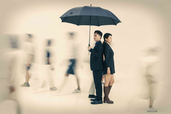 商务人士雨伞背靠背保护职业氛围图片