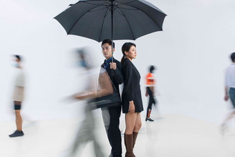 商务人士雨伞背靠背预防陪伴清晰摄影图