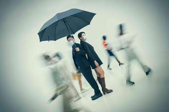 拿着雨伞的商务男女戴着<strong>口罩</strong>站在人群中