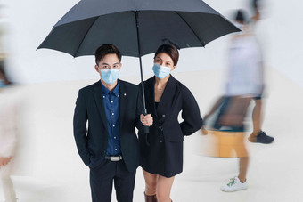 商务男女戴口罩情侣雨伞办公室职员高质量拍摄