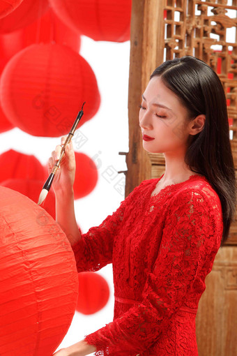 漂亮女人在红灯笼上书写中国文化清晰影相