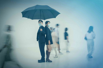 拿着雨伞的商务男女戴着<strong>口罩</strong>站在人群中