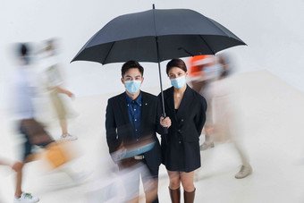 商务男女戴口罩<strong>雨伞</strong>两个人合伙高清摄影