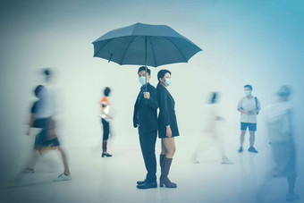 拿着<strong>雨伞</strong>的商务男女戴着口罩站在人群中