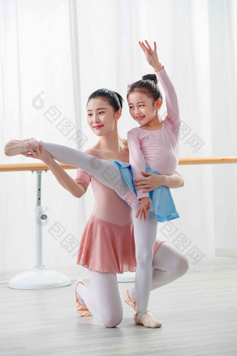 跳舞女人指导教师舒展肢体高质量相片