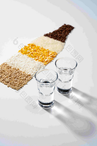 白色背景的酒杯和粮食大米清晰镜头