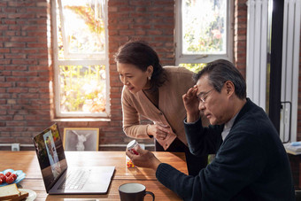 老年夫妇<strong>线上</strong>看病咨询医生信任高端影相