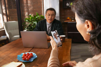 老年夫妇使用手机线上看病相伴高质量场景