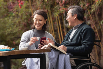 老年夫妇在庭院享受休闲时光中国人氛围影相