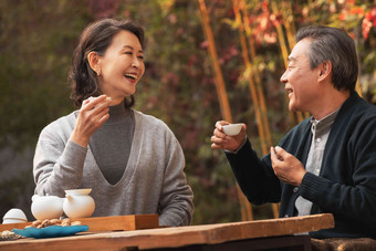 快乐的老年夫妇在庭院内品茶陪伴<strong>高清</strong>镜头