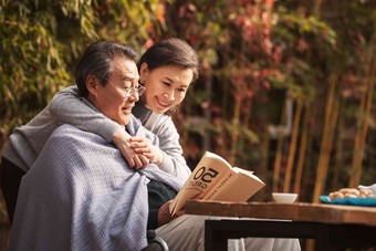 幸福的老年夫妇在户外看书