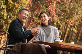 快乐的老年夫妇在庭院内品茶快乐高质量摄影